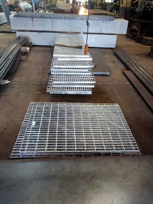 25x4.5 Press Locked Bar Grating Anti Slip Serrated Bar Grating Explosion Proof