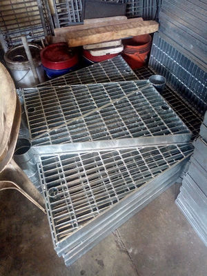 25x4.5 Press Locked Bar Grating Anti Slip Serrated Bar Grating Explosion Proof