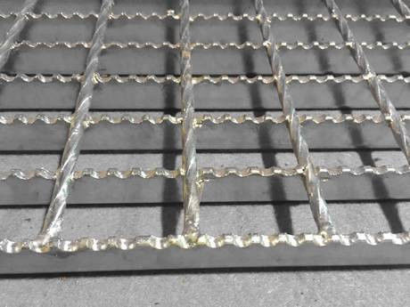 Hot Dip Galvanisiertes gezacktes Stahlgitter 25x3 gezacktes flaches Balkenpitch 15 mm